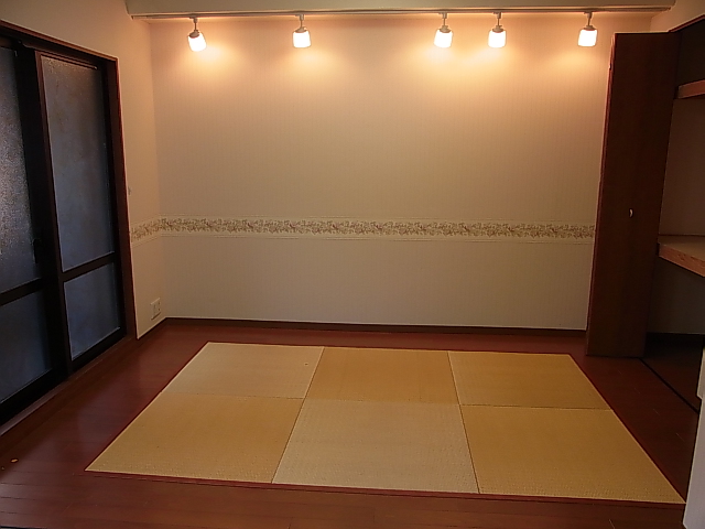 Other room space. Living is next to Japanese-style room. It is a feeling Ryukyu tatami is good