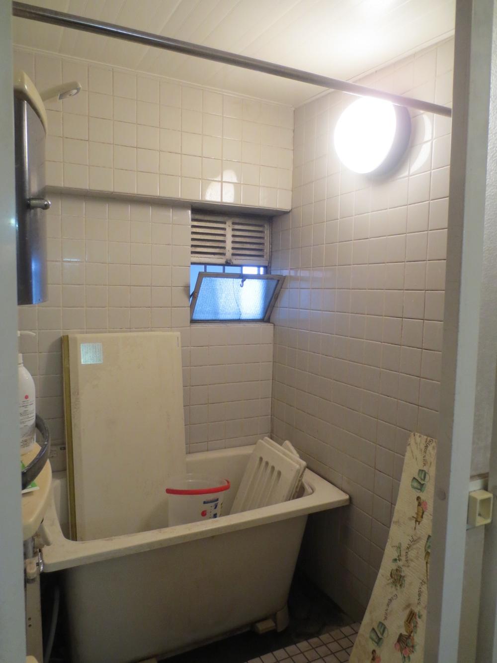 Bathroom. Bathroom has a window, You can natural ventilation