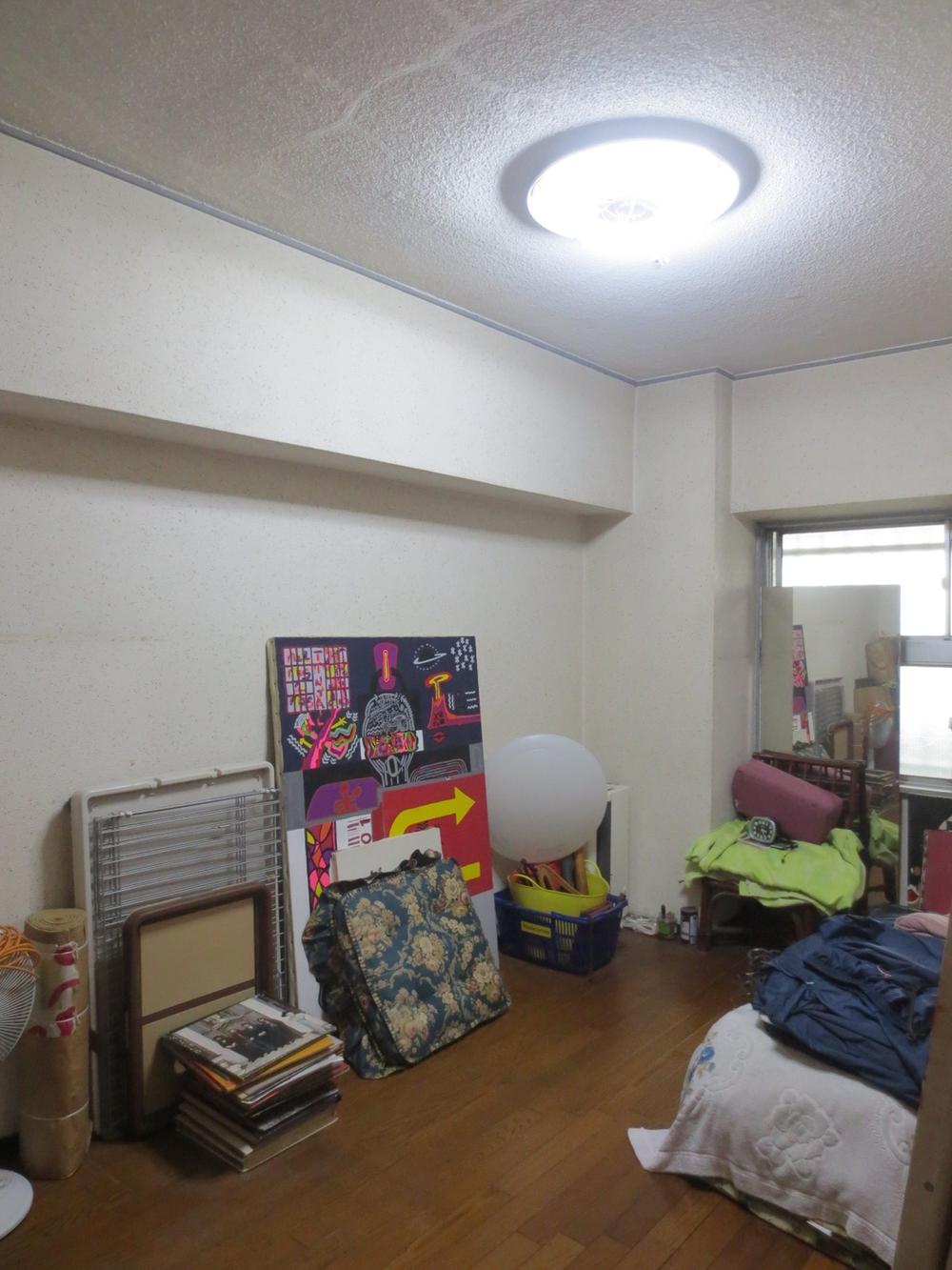 Non-living room. About 6 Pledge Western-style. It is your easy-to-clean flooring upholstery.