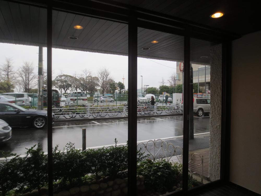 Entrance. Shooting the front road from the entrance