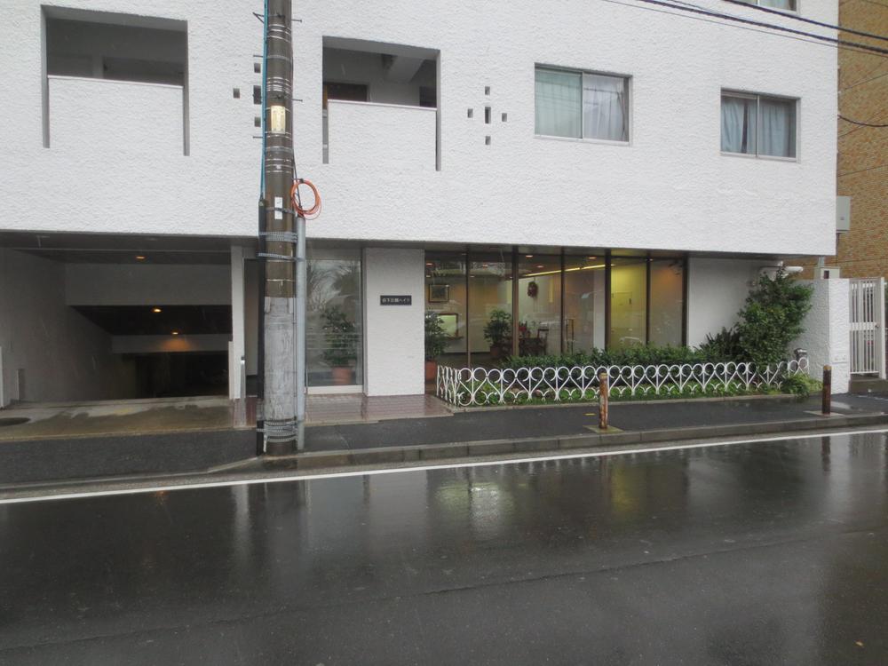 Entrance. Shooting the entrance appearance from the front road