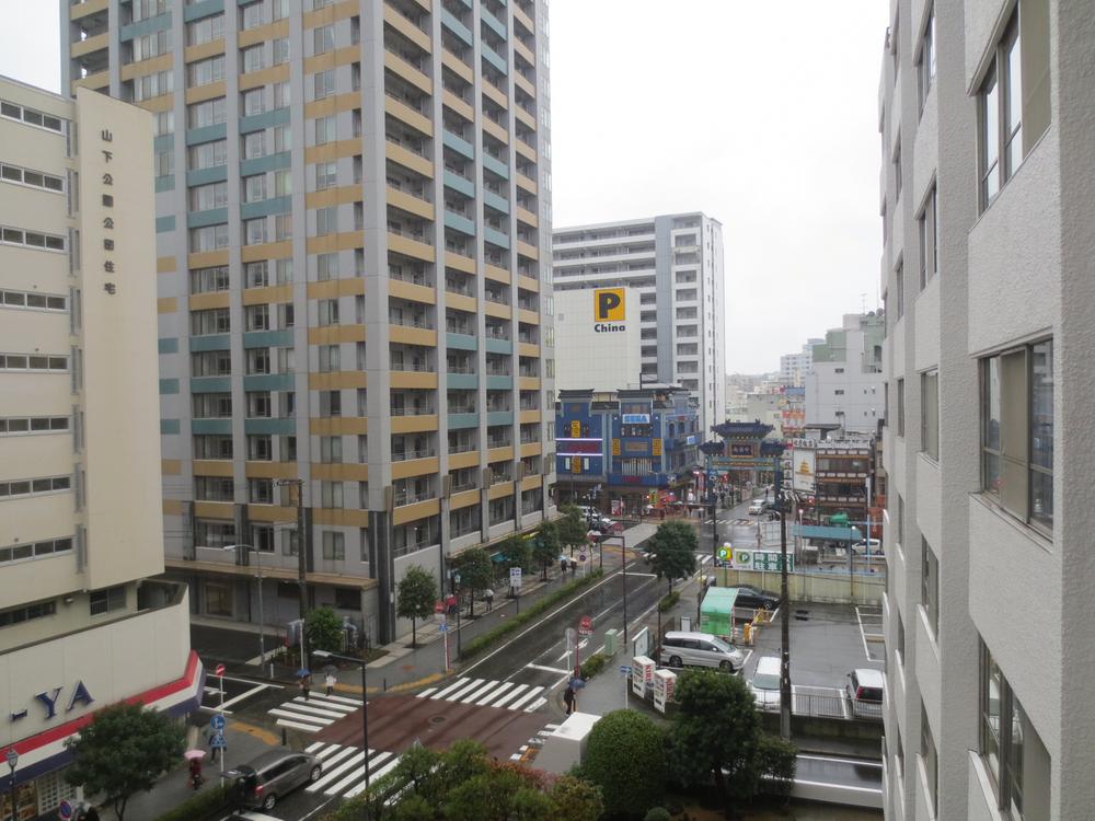 View photos from the dwelling unit. View from the balcony. Chinatown entrance (Chaoyang Gate) you will see.