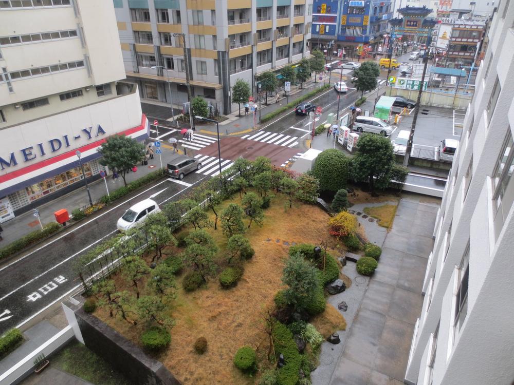 View photos from the dwelling unit. There is a YA It is opposite the front road, Shopping is also convenient. (View from the balcony)