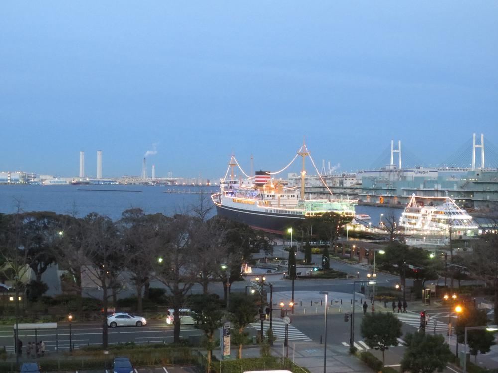 View photos from the dwelling unit. View from the north side Western-style. Hikawamaru of Yamashita Park ・ Views and the Bay Bridge.
