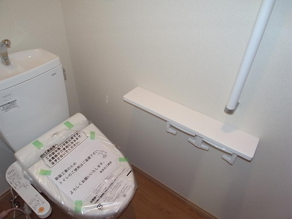 Toilet. Toilet is with a bidet. Barrier-free type with a handrail. Stock up on toilet paper clean even with storage!