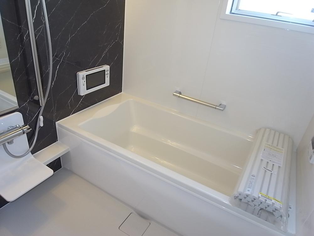 Bathroom. Relaxing bath time at the TV with the bathroom! It is always comfortable with the bathroom dryer.