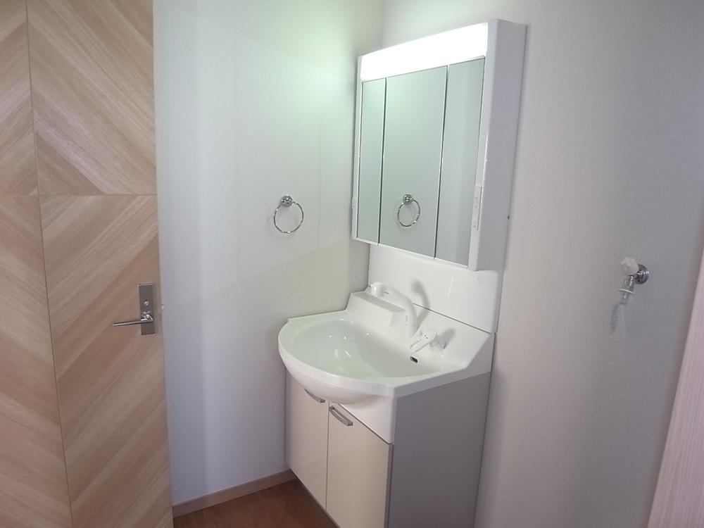 Wash basin, toilet. Plenty vanity triple mirror type provided with a housing.