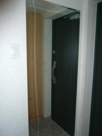 Entrance. Local (2013 November shooting) ■ Happy at the door, "a full-length mirror," already installed