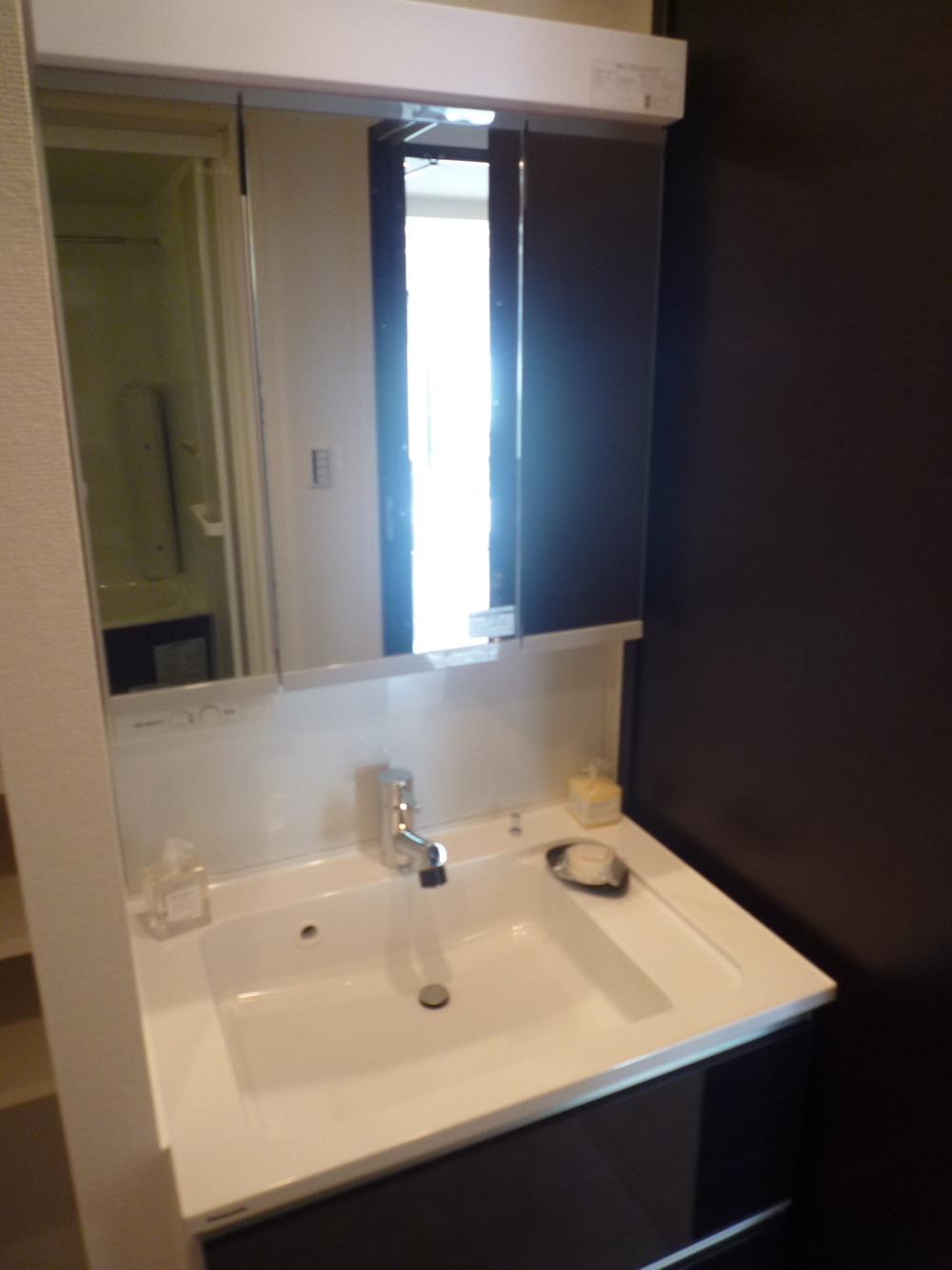 Wash basin, toilet. Shower, Three-sided mirror type