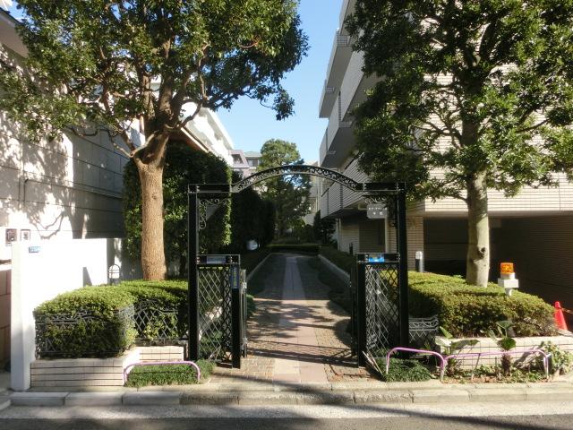 Entrance. Common areas