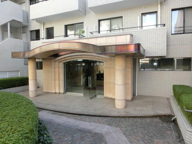 Entrance. Common areas