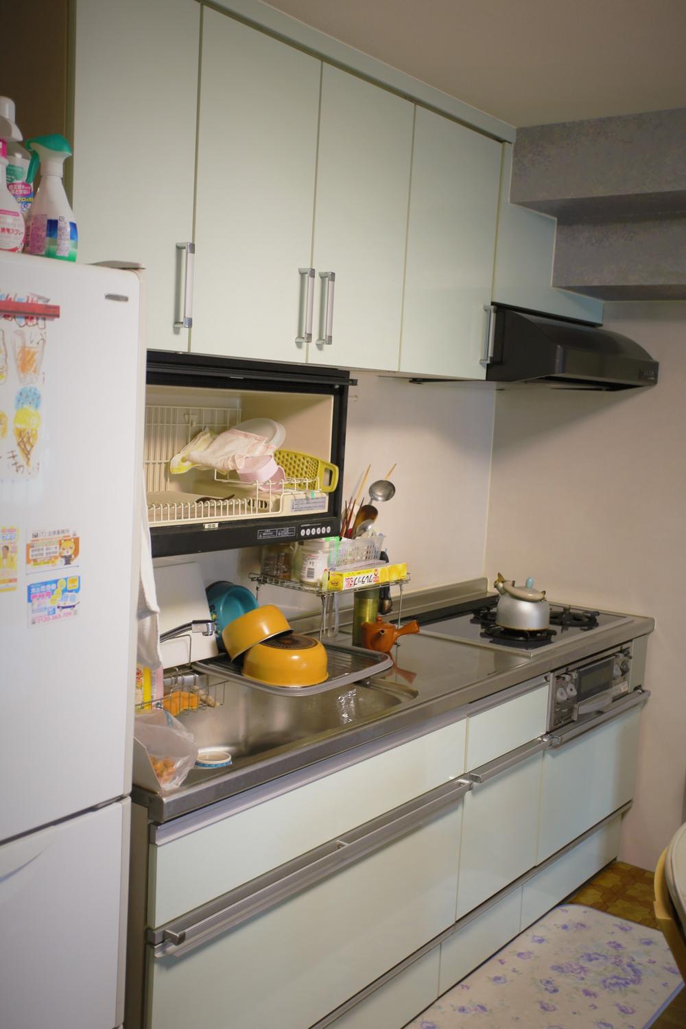 Kitchen. It is the current state of the kitchen. You can of course enough to use even this remains.