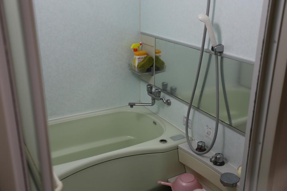 Bathroom. Bathroom of the status quo. Usage is good.