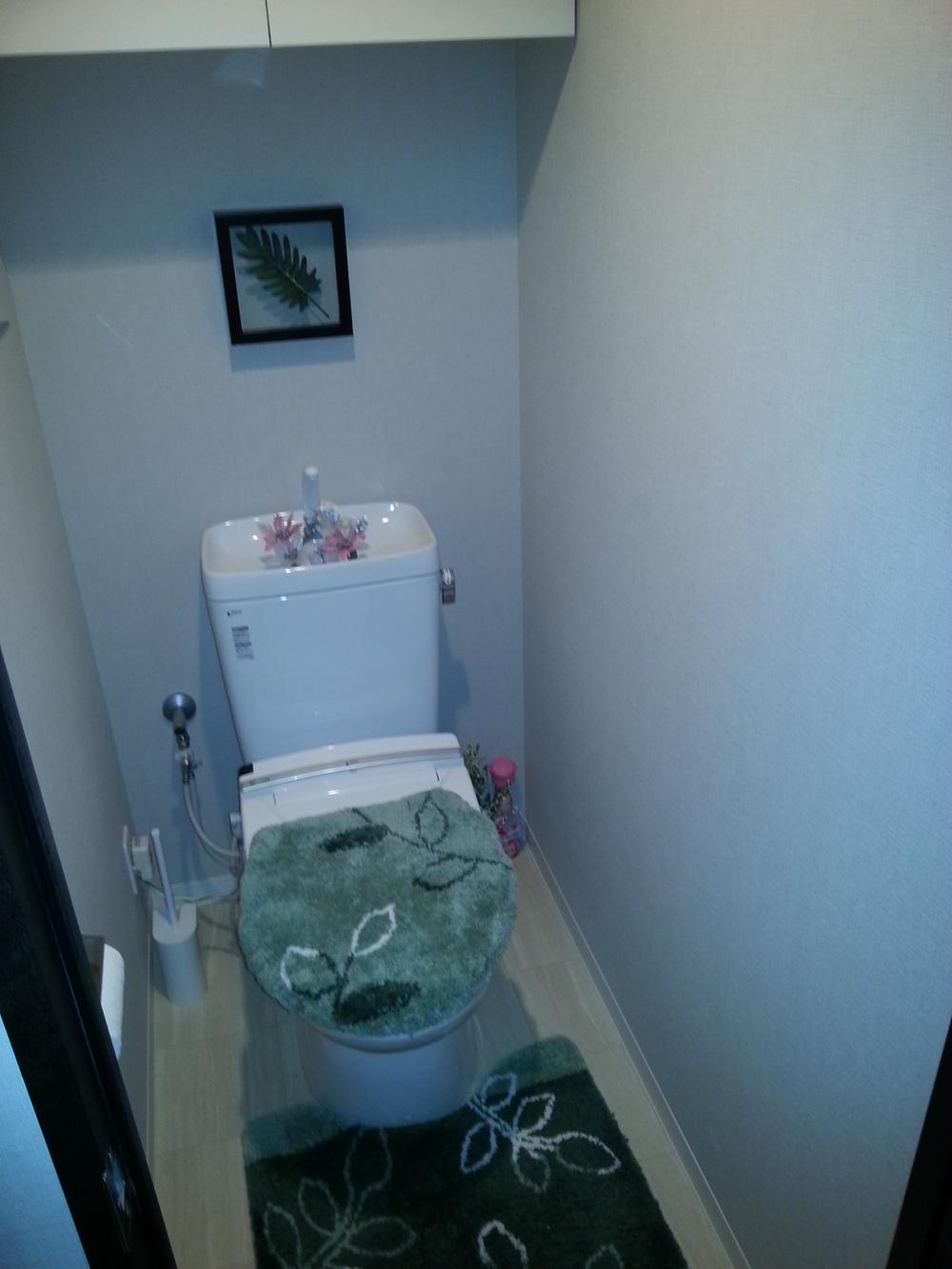 Toilet. And it comes with a hanging cupboard at the top of the toilet, Handy to the daily necessities of stock.