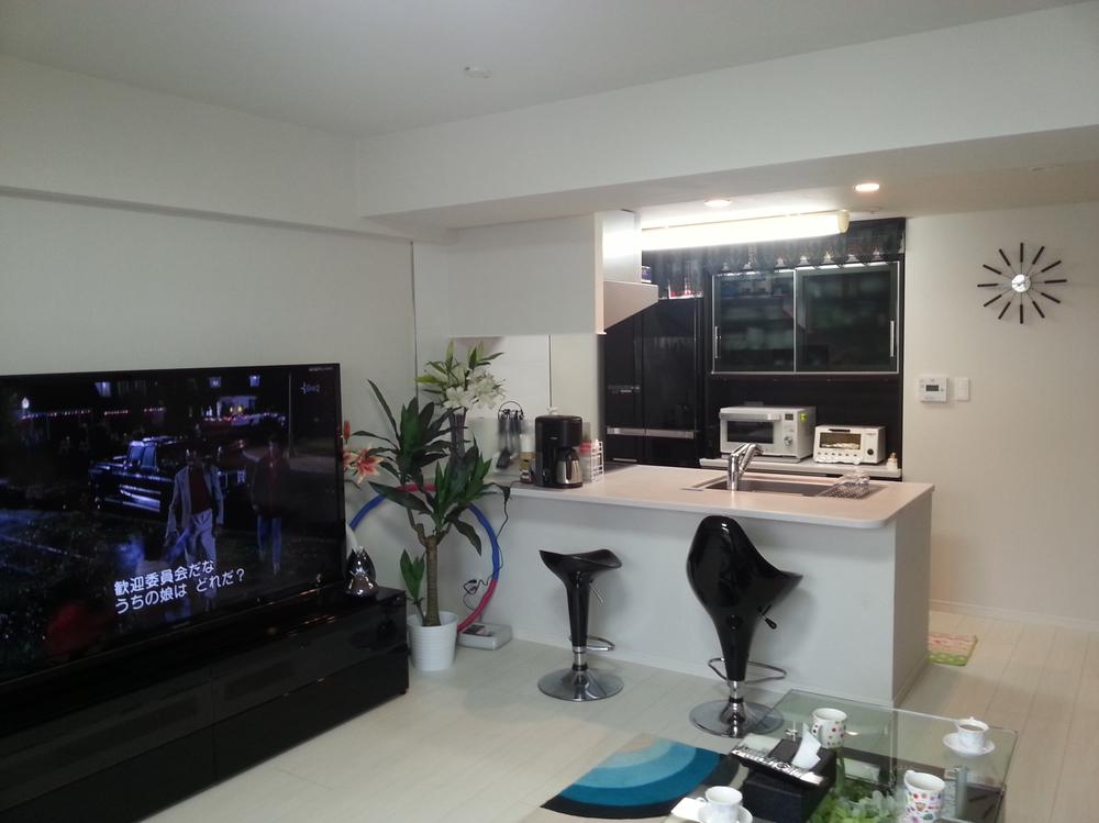 Living. Shoot the kitchen area from the living room. Since the face-to-face counterattack kitchen, While cooking you can enjoy a conversation with your family.