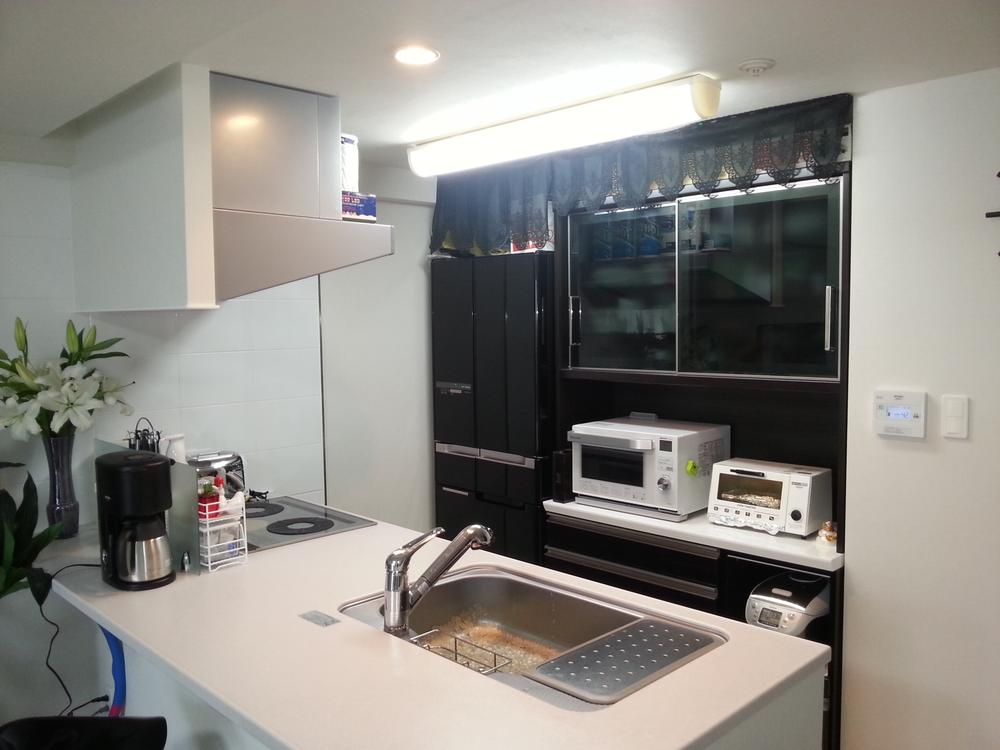 Kitchen. Counter-integrated flat kitchen specification. Feel a connection with the living, A feeling of opening kitchen.