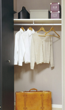 Receipt.  [High storage capacity closet] Established a happy built-in closet and a mobile closet with casters to all households for individualistic. Because such as clothing can be plenty of storage, You can use spacious rooms. (Posted photos built-in closet) (same specifications)
