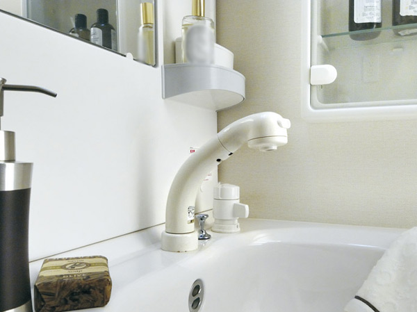 Bathing-wash room.  [Basin dresser with hand shower] Easy to use in a large basin bowl of, Equipped with a single-lever type mixing faucet. Shower head is easy to switch the shower rectified by one switch. (Same specifications)