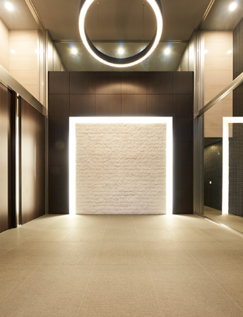 Shared facilities.  [Entrance Hall Rendering] Indirect lighting that has been charged to the trim of ebony, Illuminate soften the wall of limestone, It spreads friendly space, such as a hotel. Also the hallway leading to the elevator, Lighting was charged to the ceiling has a non-daily space to draw a band of parallel light.