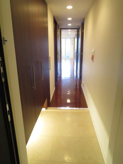 Entrance. Indoor (September 2013) Shooting