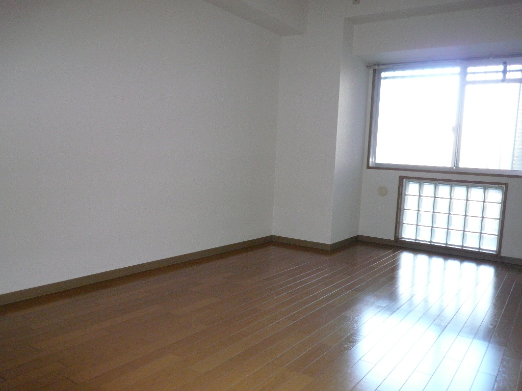 Living and room. Western-style 10.1 tatami  The photograph is another dwelling unit of the same type.