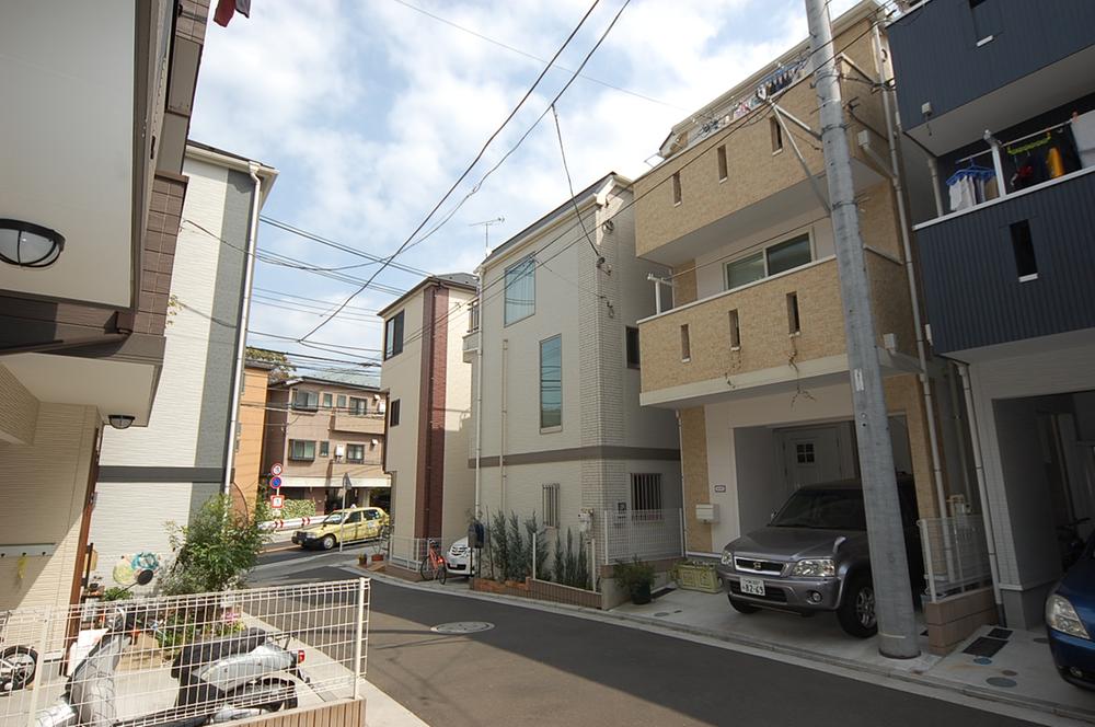 Local appearance photo. 10 minutes of the journey on foot from Yamate Station is walkable, Commuter road, such as the walk course of Yamate.