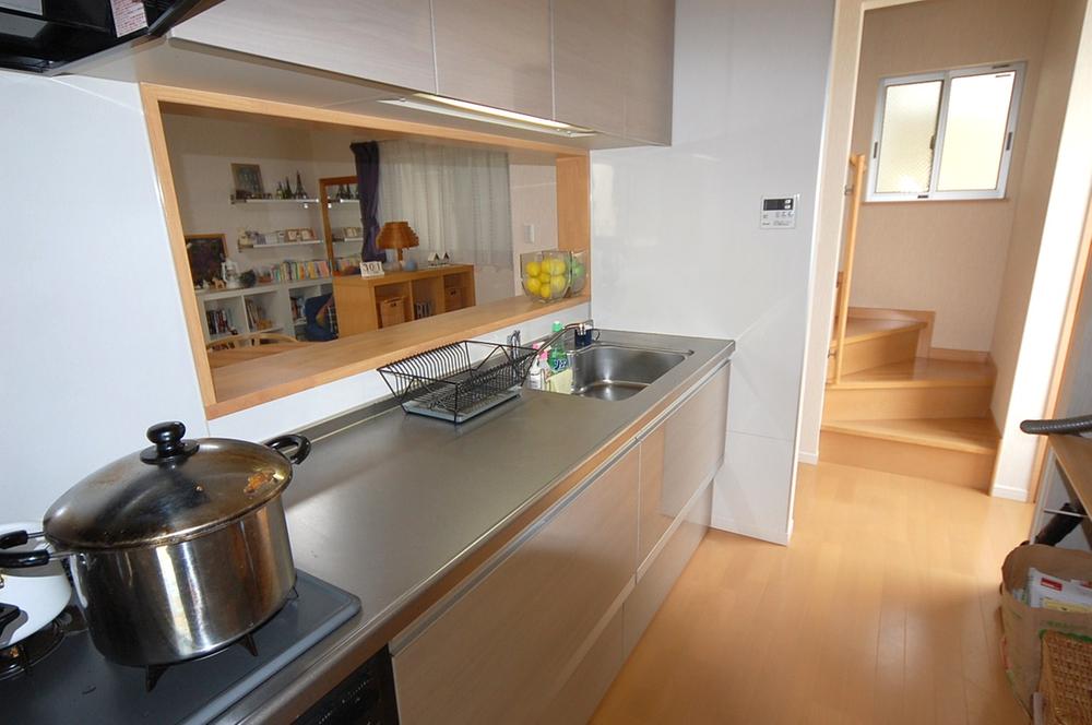 Kitchen. Watching television, While watching the family, While looking at the net. And while living in Yamate. Dishes also will be fun just by thinking.