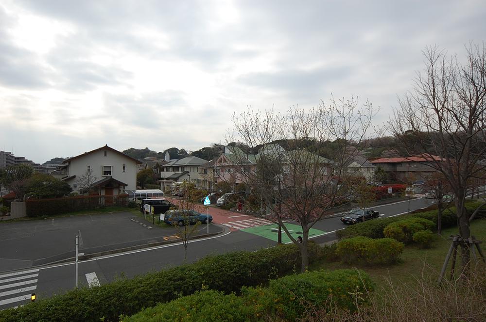 Streets around. Yamate unique cityscape called 2000m Yamate Bay Area to the view from the new Honmoku park. Honmoku Why do not you walk slowly street of cherry trees?
