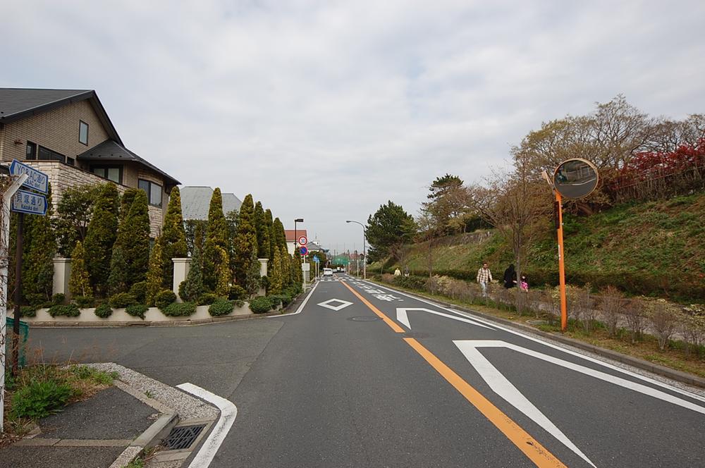 Streets around. When you exit the American hill from 1200m Honmoku street to Kaizuka Street, Honmokumanzaka, Honmoku Midorigaoka, It spreads the landscape like out in magazines such as Honmokuarai.