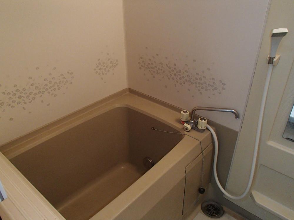 Bathroom. Indoor (11 May 2013) Shooting