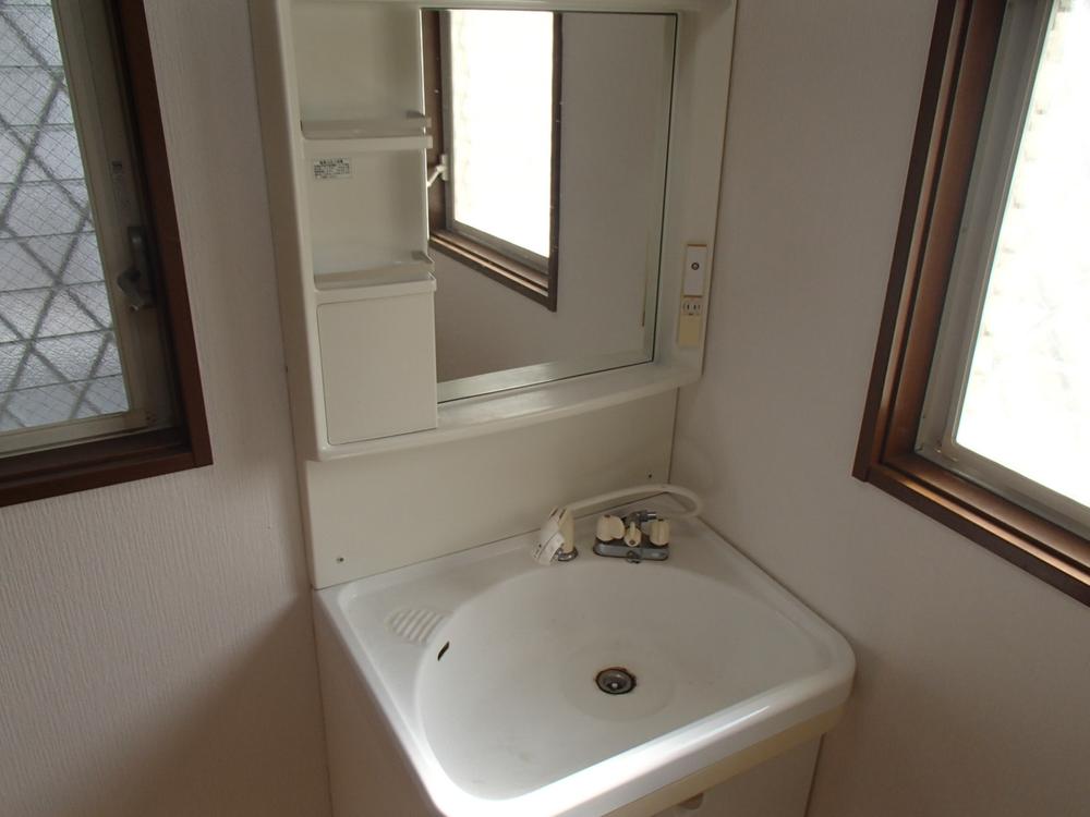 Wash basin, toilet. Indoor (11 May 2013) Shooting