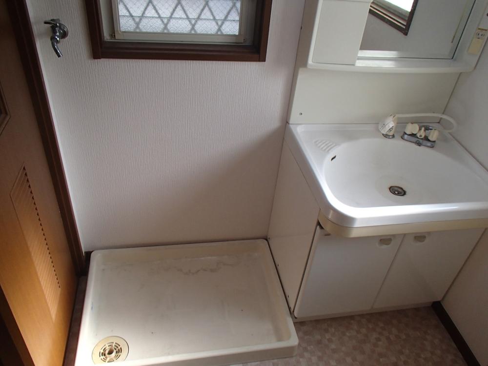 Wash basin, toilet. Washing machine in the room (11 May 2013) Shooting