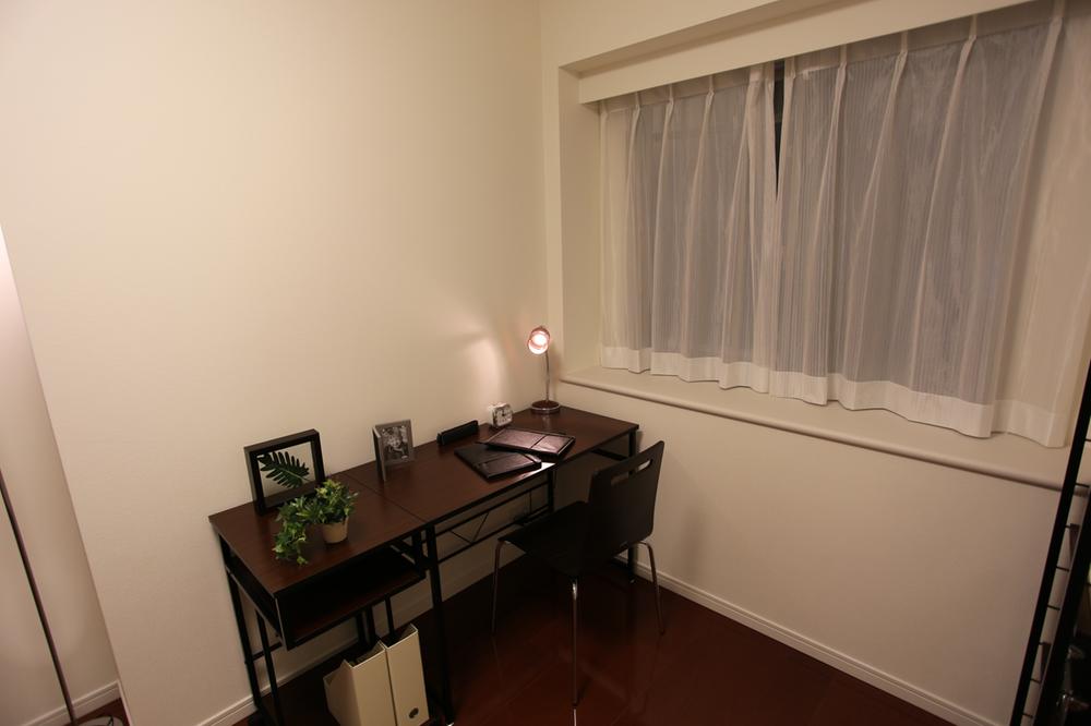 Non-living room. About the 5.5-mat of Western-style, It has what is to study set with!