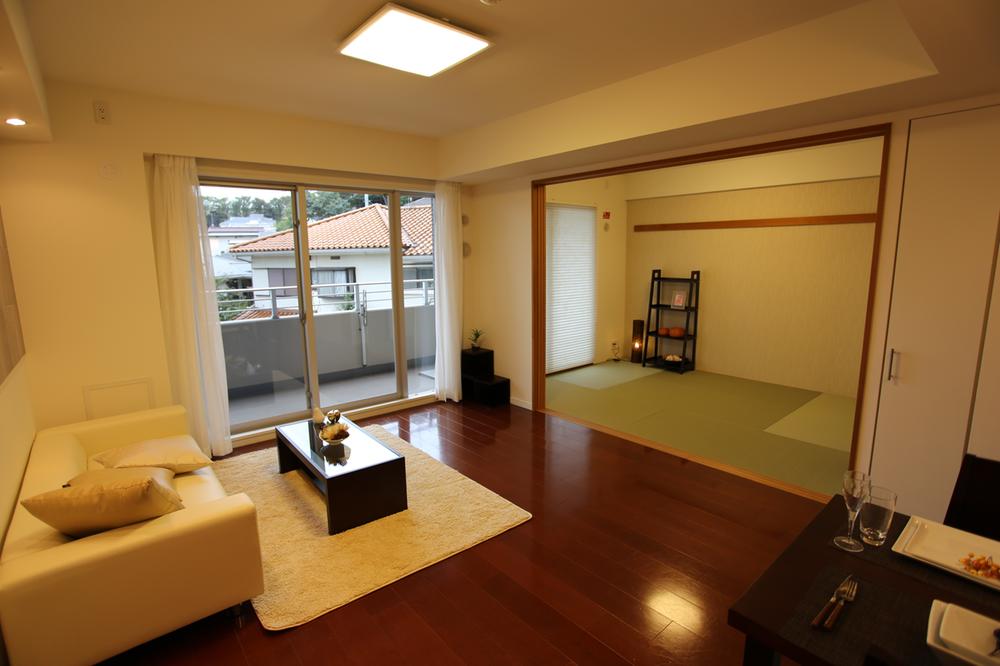 Living. Spacious 16 tatami living dining, Yang per onto a balcony of MinamiMuko, Ventilation good! It becomes a feeling of opening space.