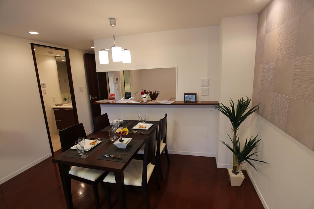 Living. Table facing the counter kitchen, It fun meals the whole family can be creative.