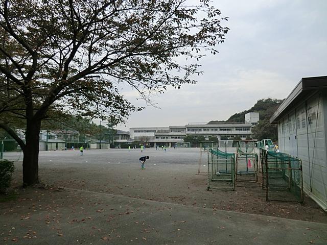 Primary school. 1000m up to elementary school in Yokohama Tatsuma Gate