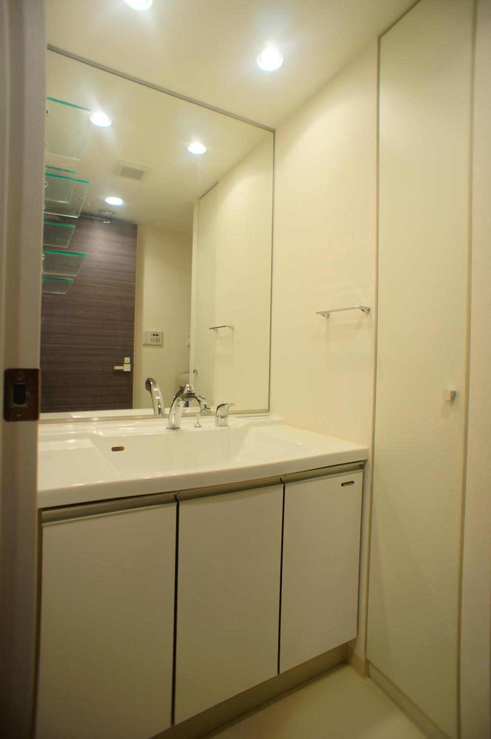 Wash basin, toilet. Wash room (12 May 2013) Shooting