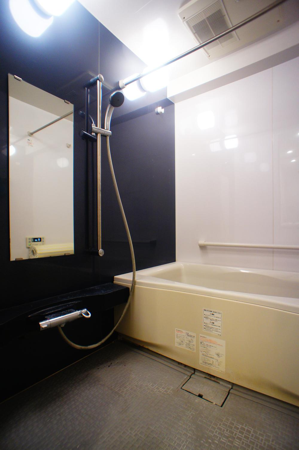 Bathroom. Bathroom Dryer ・ With reheating (December 2013) Shooting