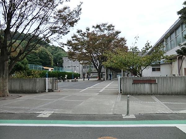 Primary school. 1700m up to elementary school in Yokohama Tatsuma Gate