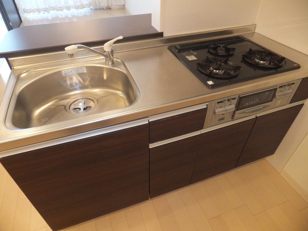 Kitchen. System kitchen, March has been replaced in 22 years in April.