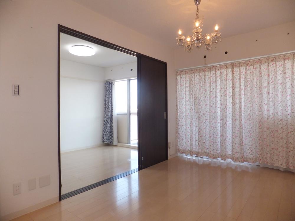 Living. Between the living room and next to the Western-style has become a three sliding door, It spreads open space to fully open.