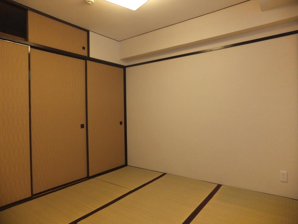 Non-living room. Japanese-style room (about 4.5 Pledge). Next to the living room, It is a calm space.