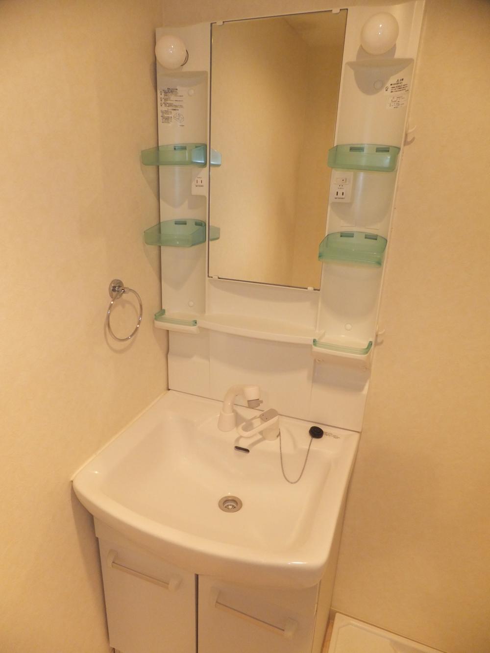 Wash basin, toilet. Wash room, Heisei wash basin in 22 years in April ・ We have to replace the waterproof bread.