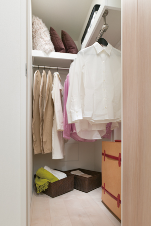 Receipt.  [Walk-in closet] Walk-in closet that can confirm the stored items at a glance is, Large-scale storage with the size of the room. In addition to the storage of a number of clothing, Drawers and chest to feet, You can put even shoe box.  ※ H1 ・ H1