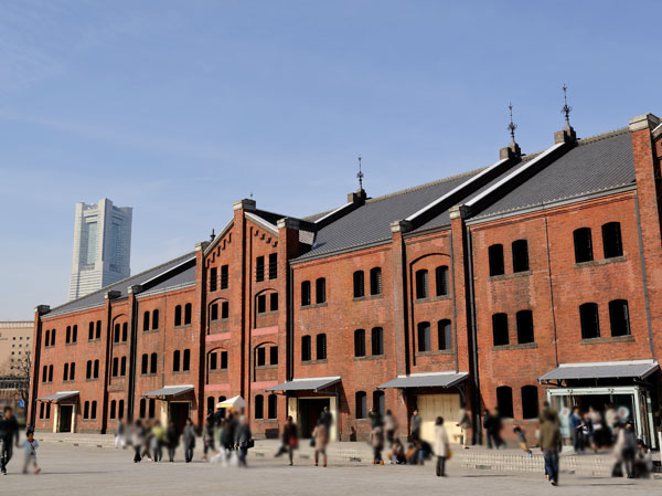 Surrounding environment. Yokohama Red Brick Warehouse was born from the historic buildings, Shopping and restaurants, You can enjoy facilities various events. Also provided, such as a concert hall and gallery space, You can enjoy regardless of the four seasons. (Red Brick Warehouse / About 1.9km ・ Bicycle about 10 minutes)