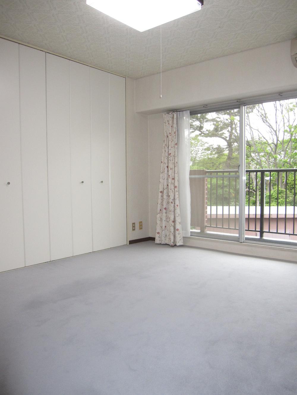 Non-living room. About 7.3 Pledge Western-style. Facing the west side of the balcony.