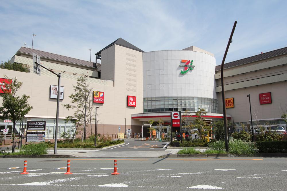Supermarket. To Ito-Yokado Honmoku shop 160m open 9:00 ~ 21:00