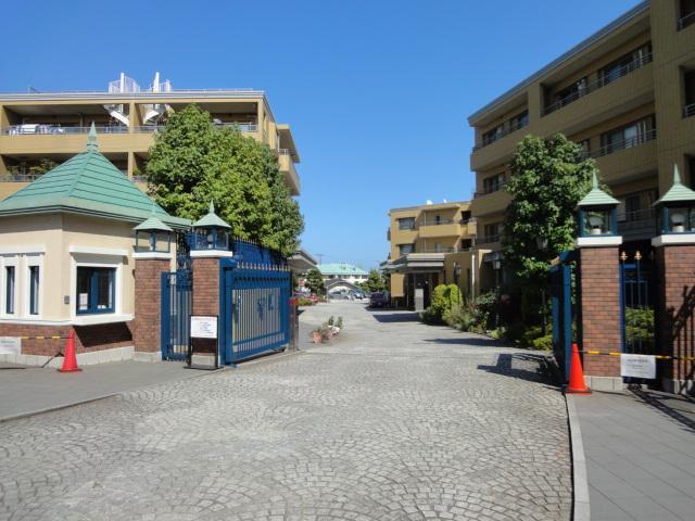 Other common areas. Mansion site entrance