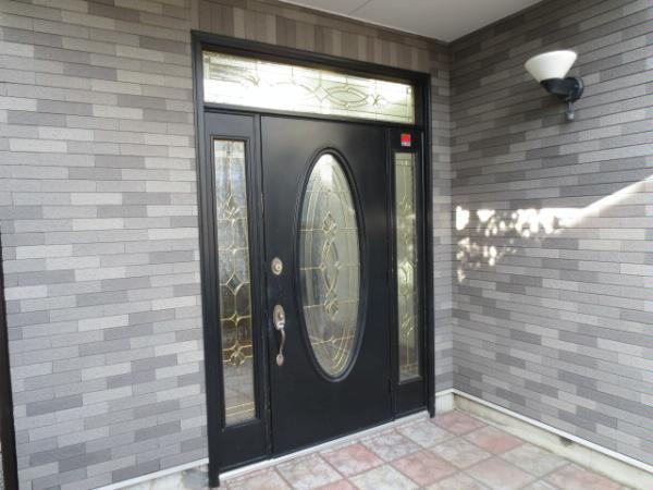 Entrance. Appearance suitable in an exclusive residential area