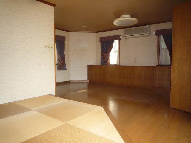 Non-living room. There is also tatami space. 